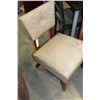 Image 2 : SMALL BUTTON BACK CHAIR