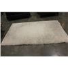 Image 1 : 5 FOOT BY 8 FOOT WHITE SHAG AREA CARPET