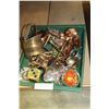 Image 1 : GREEN TRAY OF METAL WARE COLLECTIBLES