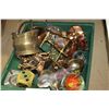 Image 2 : GREEN TRAY OF METAL WARE COLLECTIBLES