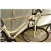 Image 2 : WHITE OPUS COMMUTER BIKE