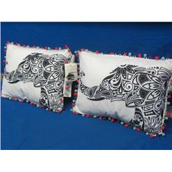 2 decorative pillows