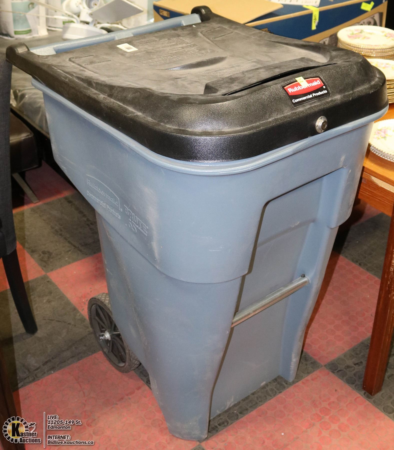 RUBBERMAID COMMERCIAL LOCKING GARBAGE BIN WITH KEY