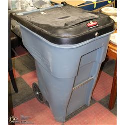 RUBBERMAID COMMERCIAL LOCKING GARBAGE BIN WITH KEY