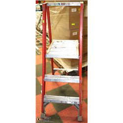 ALUMINUM AND FIBREGLASS STEP LADDER