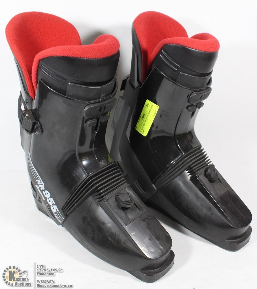 PAIR OF SIZE 9.5 NR955 NORDICA SKI BOOTS