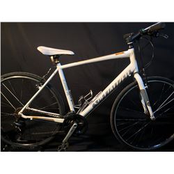 WHITE SPECIALIZED SIRRUS 24 SPEED ROAD BIKE