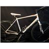 Image 1 : WHITE SPECIALIZED SIRRUS 24 SPEED ROAD BIKE