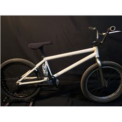WHITE SINGLE SPEED STUNT BIKE