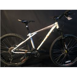 WHITE GT AVALANCHE 27 SPEED FRONT SUSPENSION MOUNTAIN BIKE WITH FULL DISC BRAKES