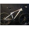 Image 1 : WHITE GT AVALANCHE 27 SPEED FRONT SUSPENSION MOUNTAIN BIKE WITH FULL DISC BRAKES