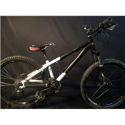 WHITE & BLACK 16 SPEED FRONT SUSPENSION MOUNTAIN BIKE WITH FULL DISC BRAKES