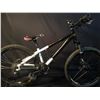 Image 1 : WHITE & BLACK 16 SPEED FRONT SUSPENSION MOUNTAIN BIKE WITH FULL DISC BRAKES