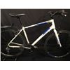 Image 1 : WHITE DIAMONDBACK INSIGHT 21 SPEED HYBRID BIKE