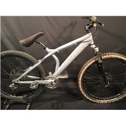 GREY GIANT 9 SPEED FRONT SUSPENSION MOUNTAIN BIKE WITH FULL DISC BRAKES