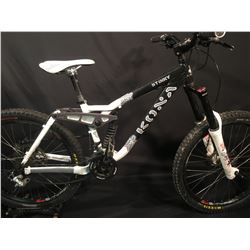WHITE KONA STINKY 18 SPEED FULL SUSPENSION DOWNHILL MOUNTAIN BIKE WITH FULL HYDRAULIC DISC BRAKES