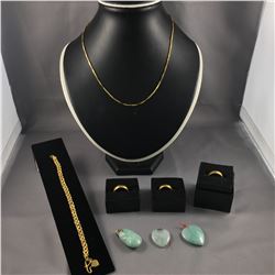 ONE 22-24KT YELLOW GOLD FLEXIBLE LINK BRACELET WITH DANGLING HEART SHAPED MEDAL. REPLACEMENT VALUE: