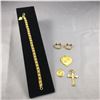 Image 1 : ONE 22-24KT YELLOW GOLD HEART AND ROUND LINK BRACELET WITH A POLISHED HEART IN CENTER. REPLACEMENT