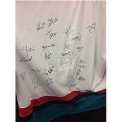 2004 KELOWNA ROCKETS TEAM AUTOGRAPHED HOCKEY JERSEY (MEMORIAL CUP CHAMPS)