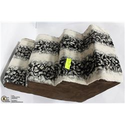 FOAM PET STAIRS