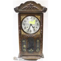 WORKING BRENTWOOD WIND UP CLOCK WITH KEY.