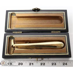VINTAGE RAZOR SET AND CASE.