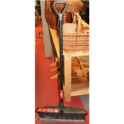 SHOVEL WITH STEEL CORE . SEASONAL