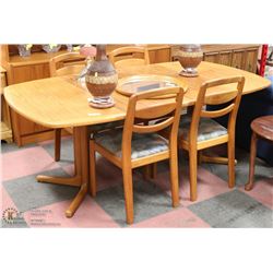 VINTAGE TEAK WOOD TABLE W/2 LEAFS AND 4 SIDECHAIR