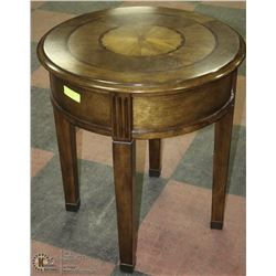 OAK END TABLE 24X24X26.