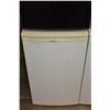 Image 1 : WHITE GOLDSTAR BAR FRIDGE