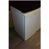 Image 3 : WHITE GOLDSTAR BAR FRIDGE