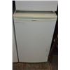 Image 1 : WHITE GOLDSTAR BAR FRIDGE