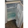 Image 2 : WHITE GOLDSTAR BAR FRIDGE