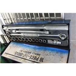 18 PIECE SOCKET SET