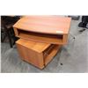 Image 3 : MAPLE SWIVEL TV STAND