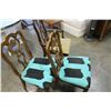Image 2 : 3 VINTAGE DINING CHAIRS