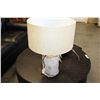 Image 2 : NEW WOOD MOTIF TABLE LAMP