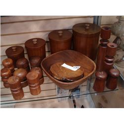 SHELF LOT OF TEAK ACCESSORIES