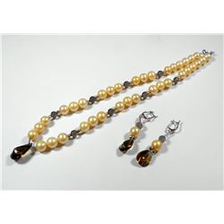 Set of necklace and pair of earrings, gilt pearls and white K14 gold