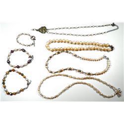 Collection of 7 pearl jewels: 3 necklaces and 3 bracelets