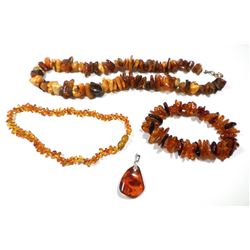 Collection of amber jewels: 2 bracelets, a necklace and a pendant