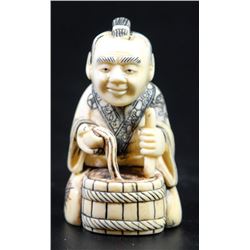 Man cooking, old quality Japanese ivory netsuke