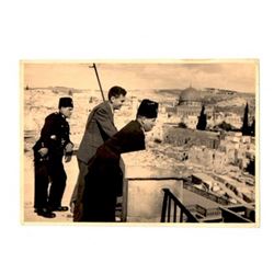 Interesting photo of a public figure visiting and observing Jerusalem with British soldiers, taken b