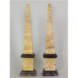 Paar Obelisken. Gelber Siena-Marmor mit schwarzen Profilen. Italien, 19. Jh. H: 55 cm. 1.200,00 €...