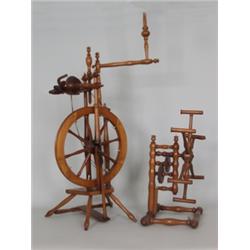 Spinnrad mit Haspel. Buchenholz gedrechselt, Elfenbeinabschlüsse. Im Bodenbrettbez: "Carl Joetkel...