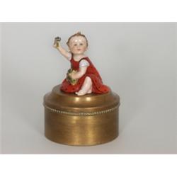 Messingdose. Blauer Glaseinsatz. Auf dem Deckel farbig bemalte Porzellanfigur eines "Blumenmädche...