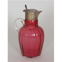 Kännchen. Himbeerrotes Glas. Vertikal mehrfach gerippte Wandung mit eingezogener Schulter. Gerade...