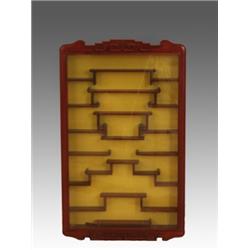 Sammlungsvitrine. Eintüriges, frontal verglastes Wandschränkchen. Mehrfach gestufte Einteilung. S...