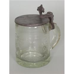Bierkrug. Farbloses Glas mit Abriss. Auf der Wandung mattgeschliffenes Schleifenband. Flacher Zin...