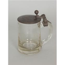 Bierkrüglein. Farbloses Glas, flacher Zinndeckel mit Kugeldrücker. 19. Jh. H: 13 cm. 40,00 €...